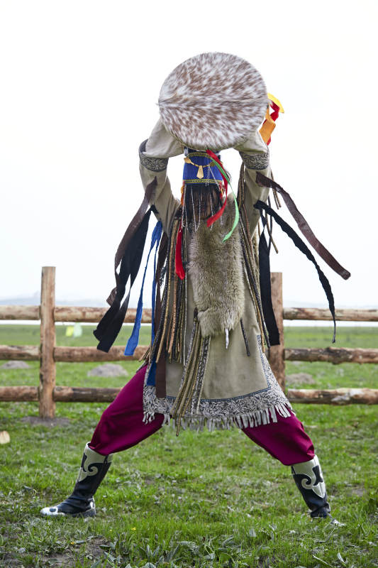 草原上的蒙古萨满祭祀表演的舞蹈舞者