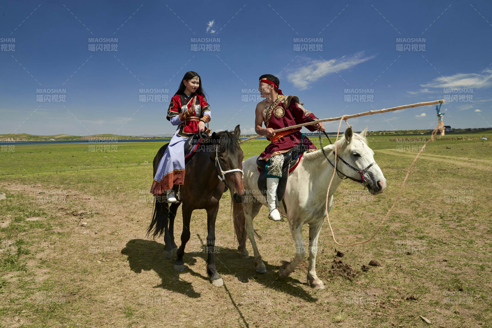 草原那達慕大會上騎著馬的蒙古演員