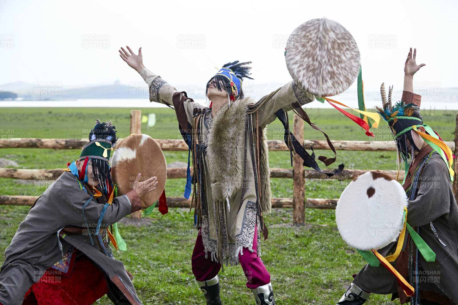 草原上的蒙古萨满祭祀表演的舞蹈舞者