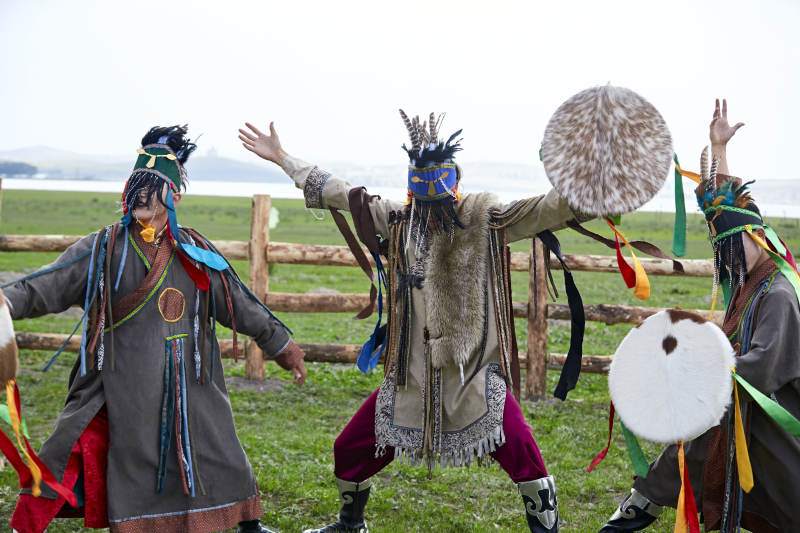 草原上的蒙古萨满祭祀表演的舞蹈舞者