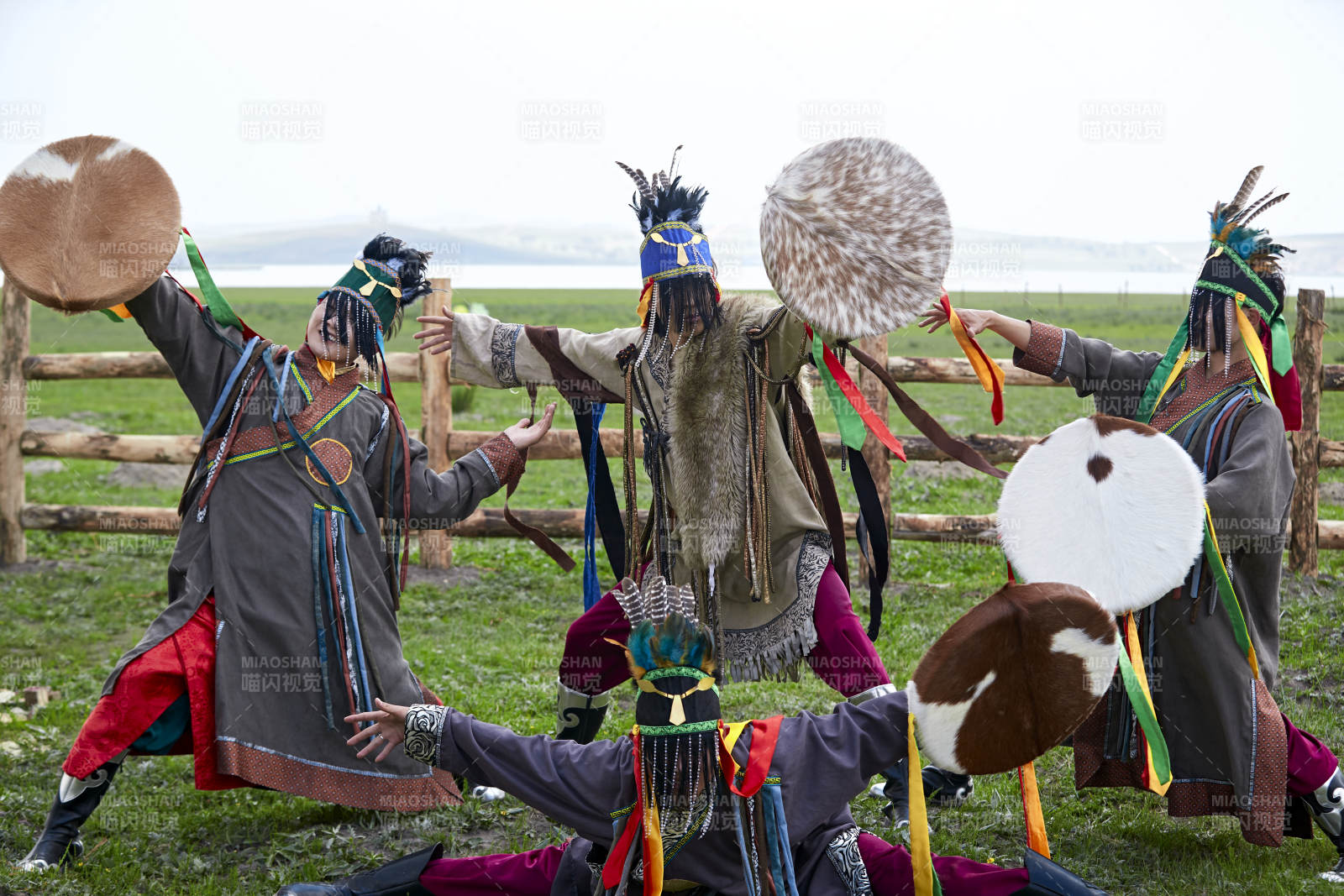 草原上的蒙古薩滿祭祀表演的舞蹈舞者