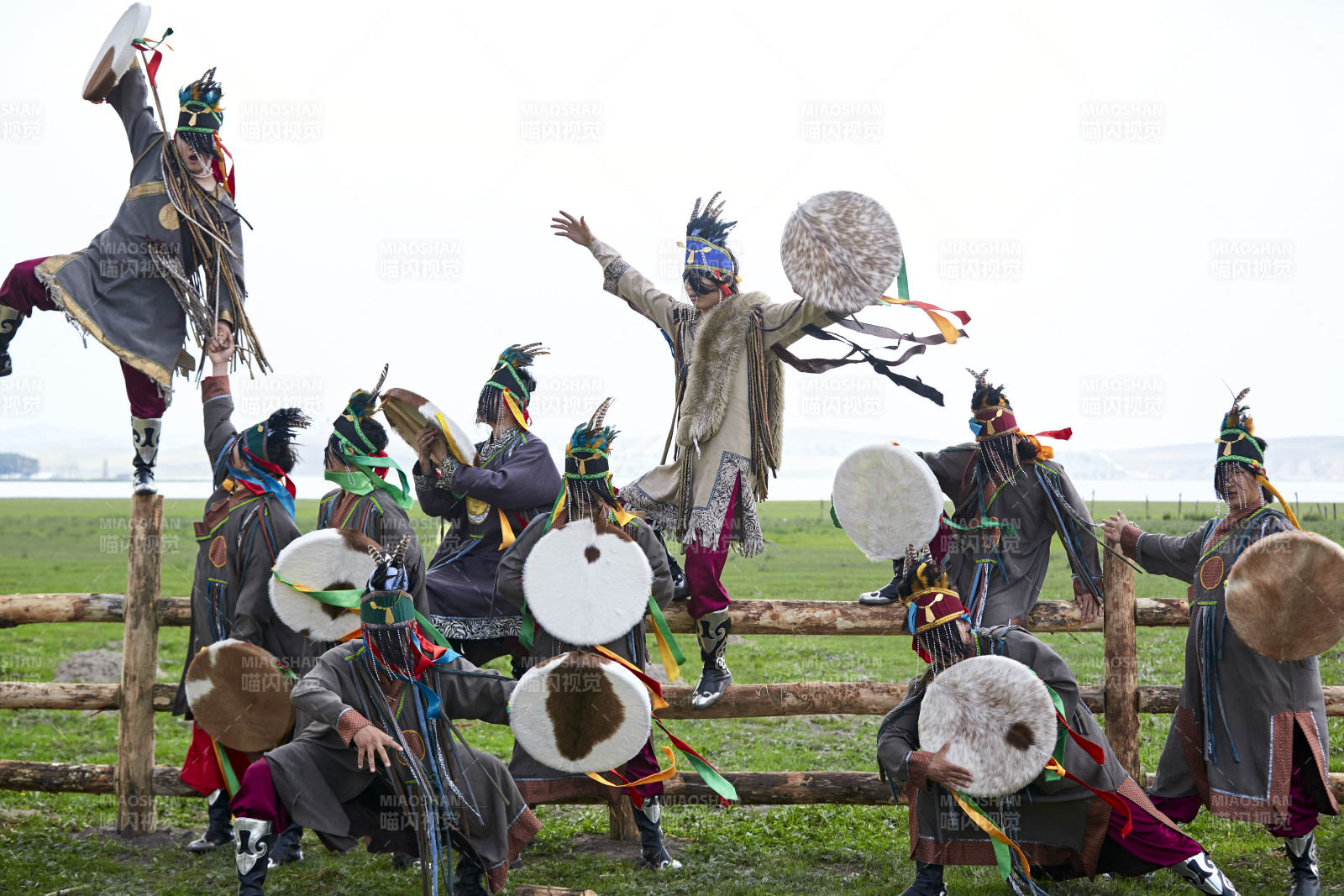 草原上的蒙古萨满祭祀表演的舞蹈舞者