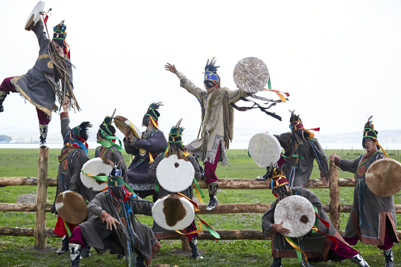 草原上的蒙古萨满祭祀表演的舞蹈舞者