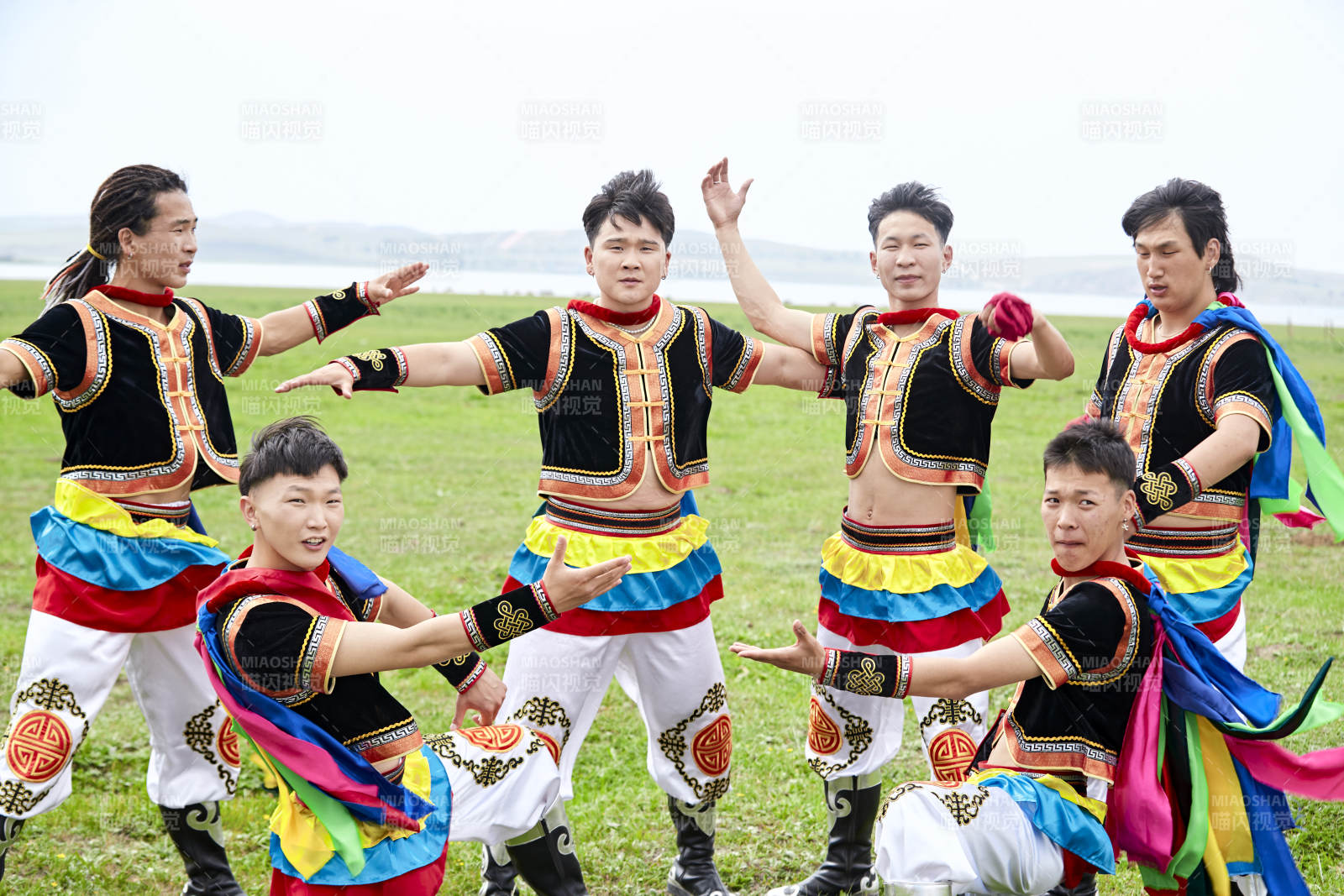 草原那达慕大会上的蒙古摔跤手