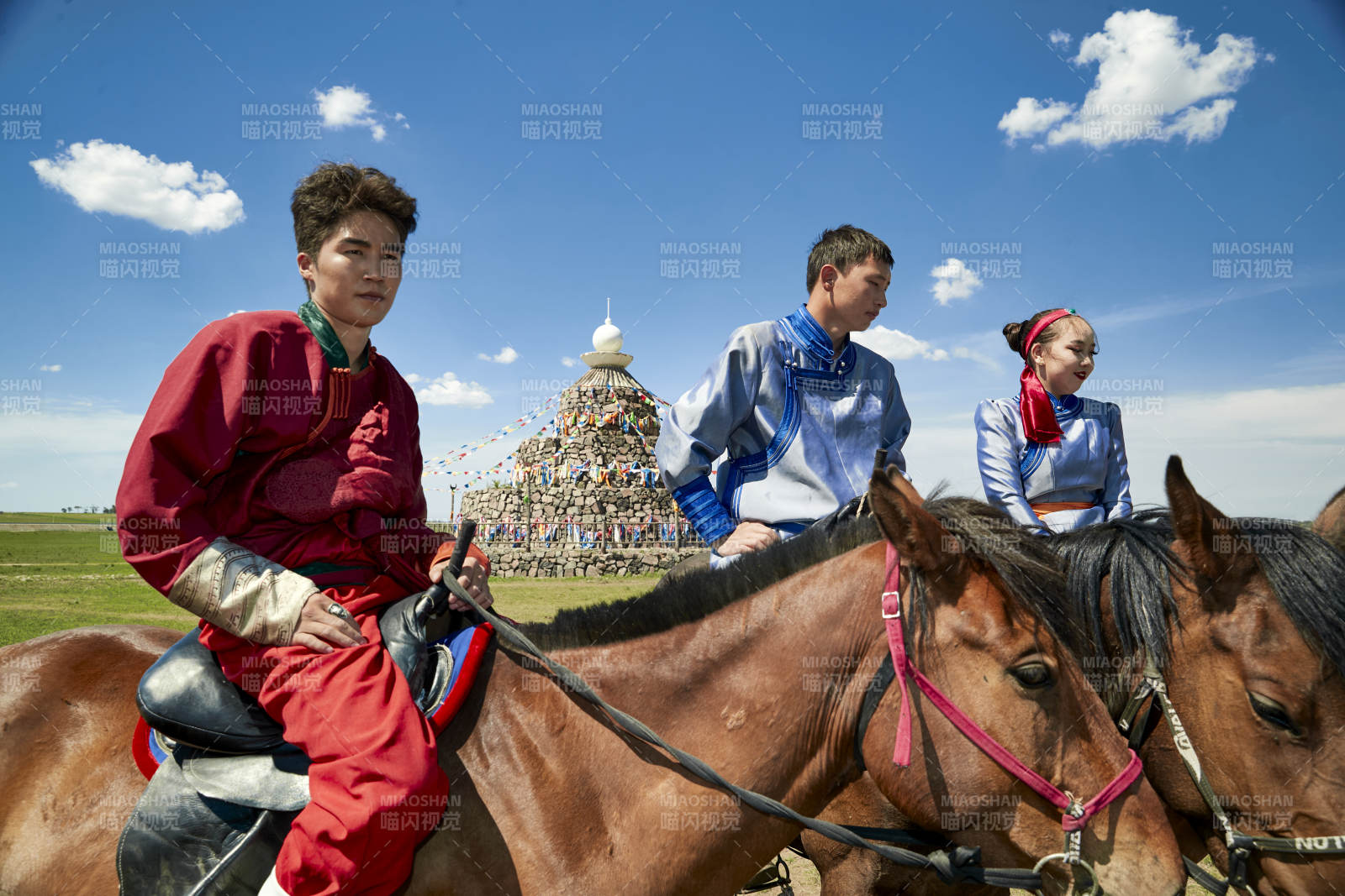 草原那达慕大会上骑着马的蒙古演员