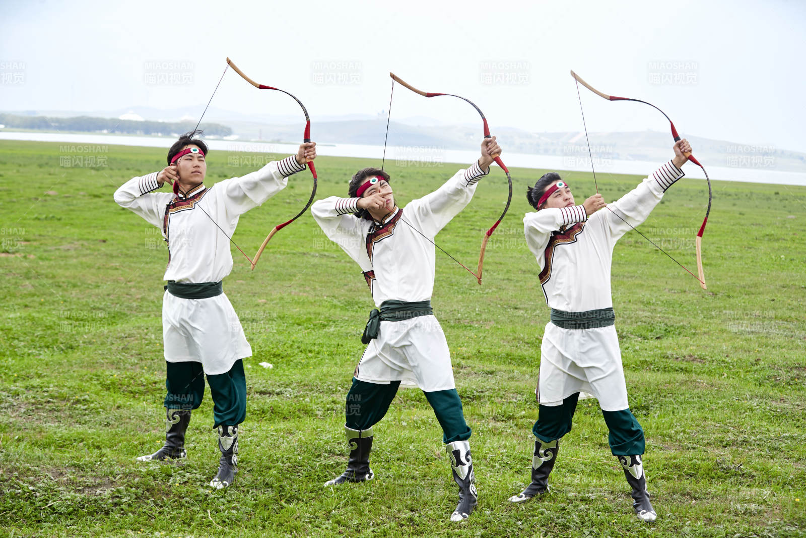 草原那達慕大會上的蒙古弓箭手
