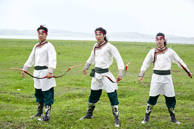 草原那达慕大会上的蒙古弓箭手