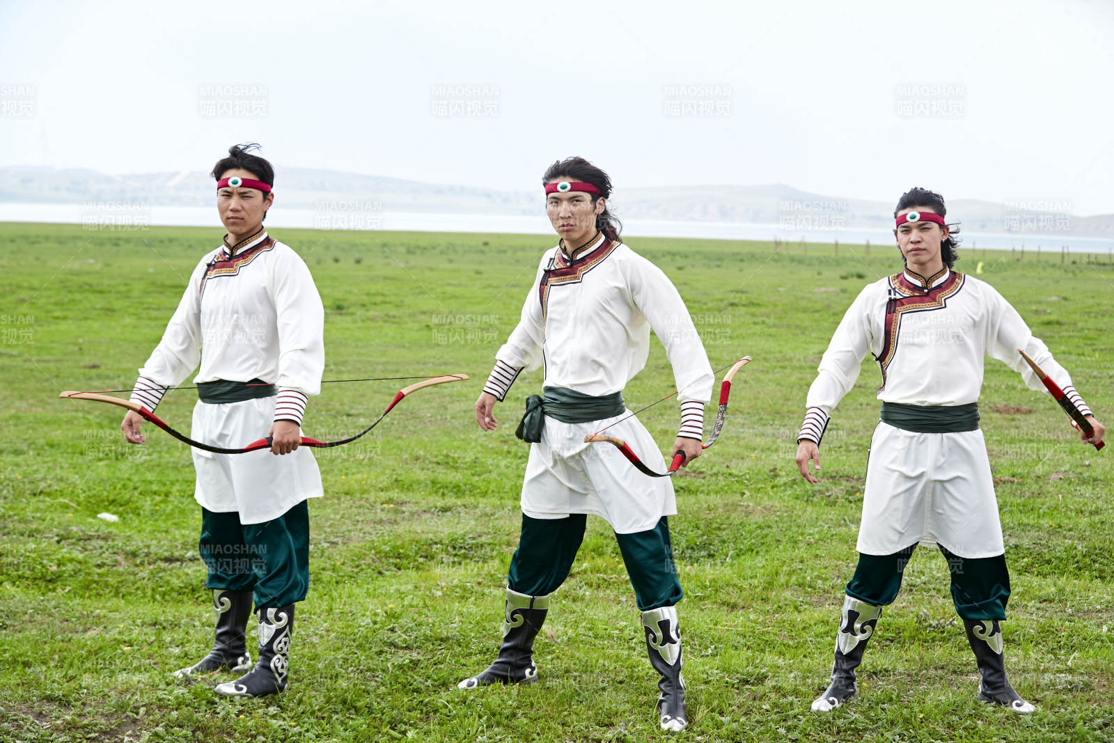 草原那达慕大会上的蒙古弓箭手