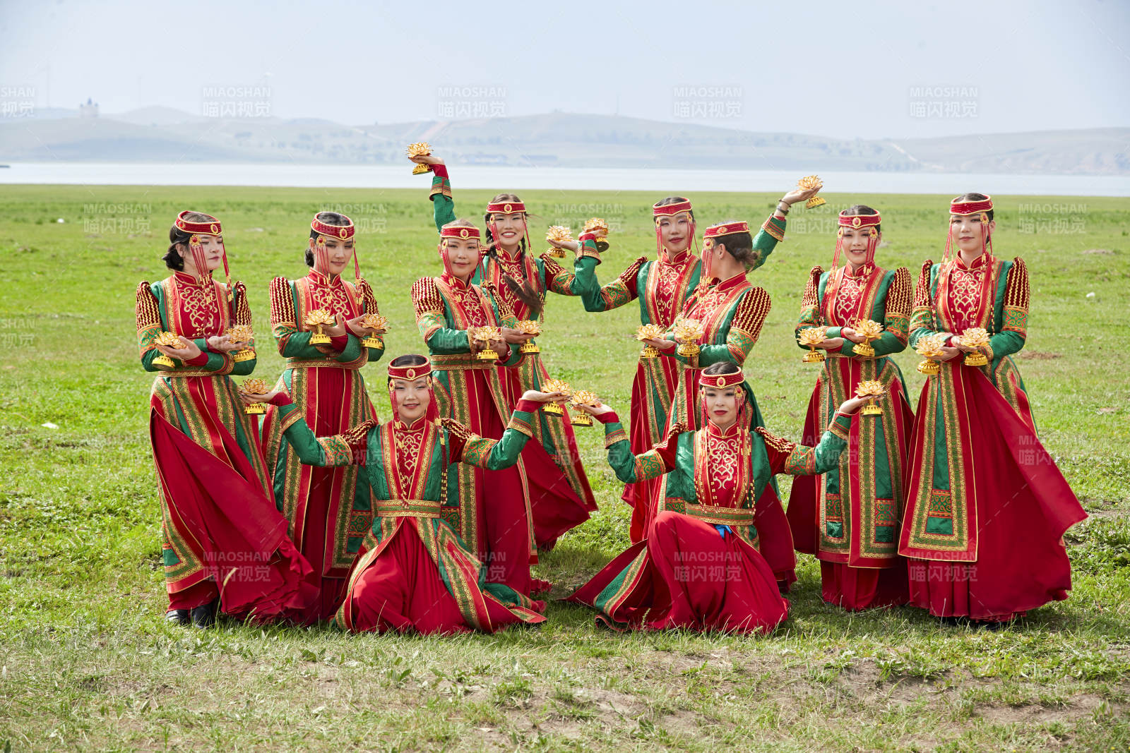 那達慕大會上表演的蒙古族傳統舞蹈