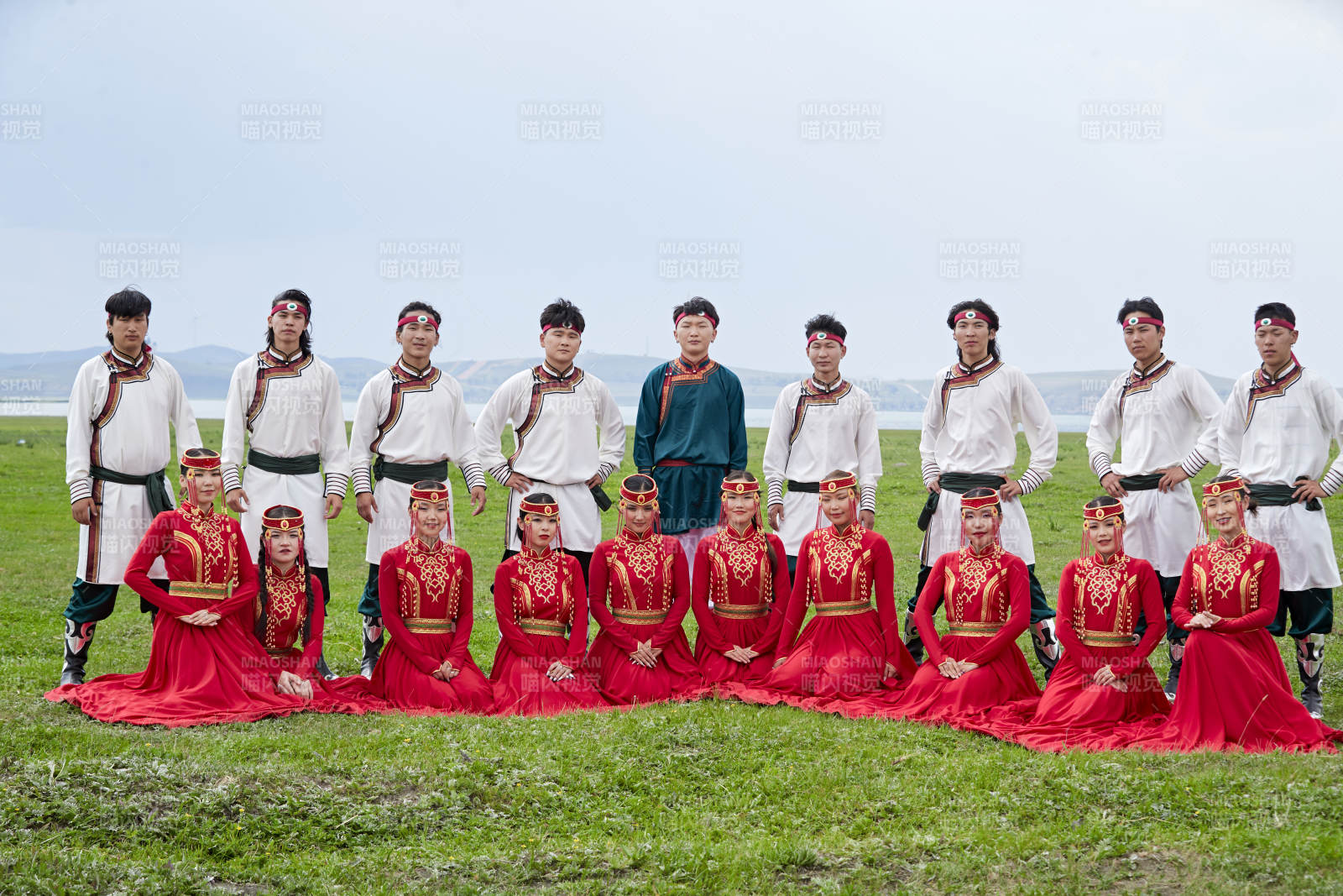 那達慕大會上表演的蒙古族舞蹈演員