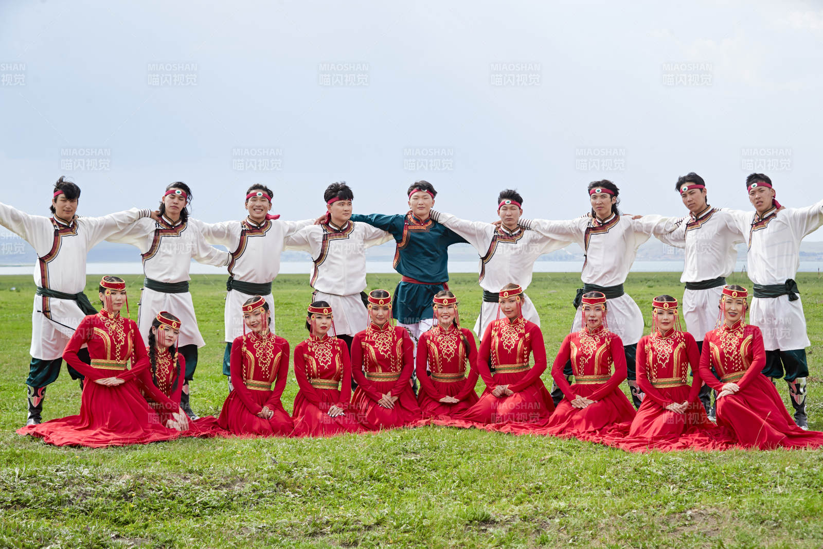 那達慕大會上表演的蒙古族舞蹈演員