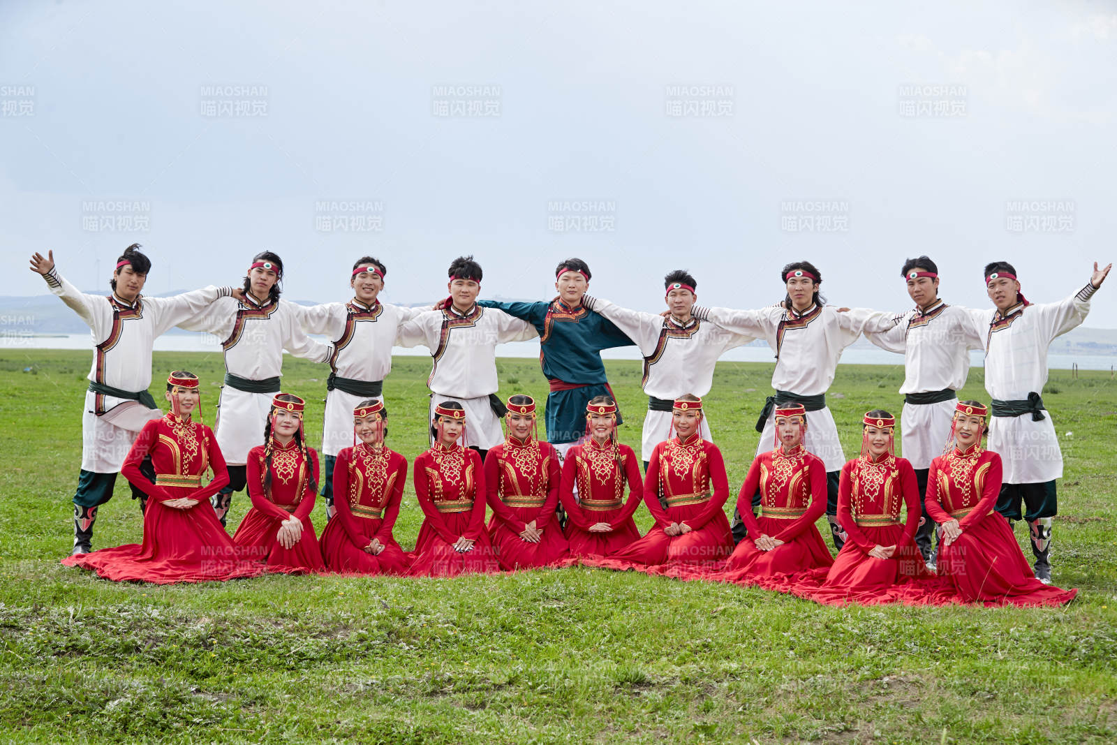 那达慕大会上表演的蒙古族舞蹈演员