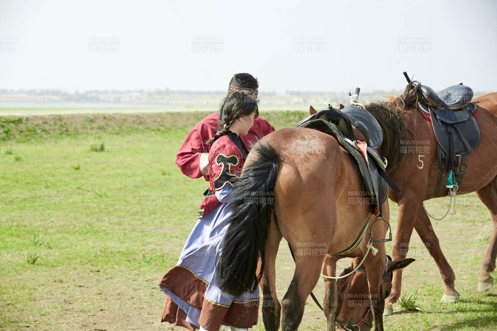 草原那達慕大會上騎著馬的蒙古演員