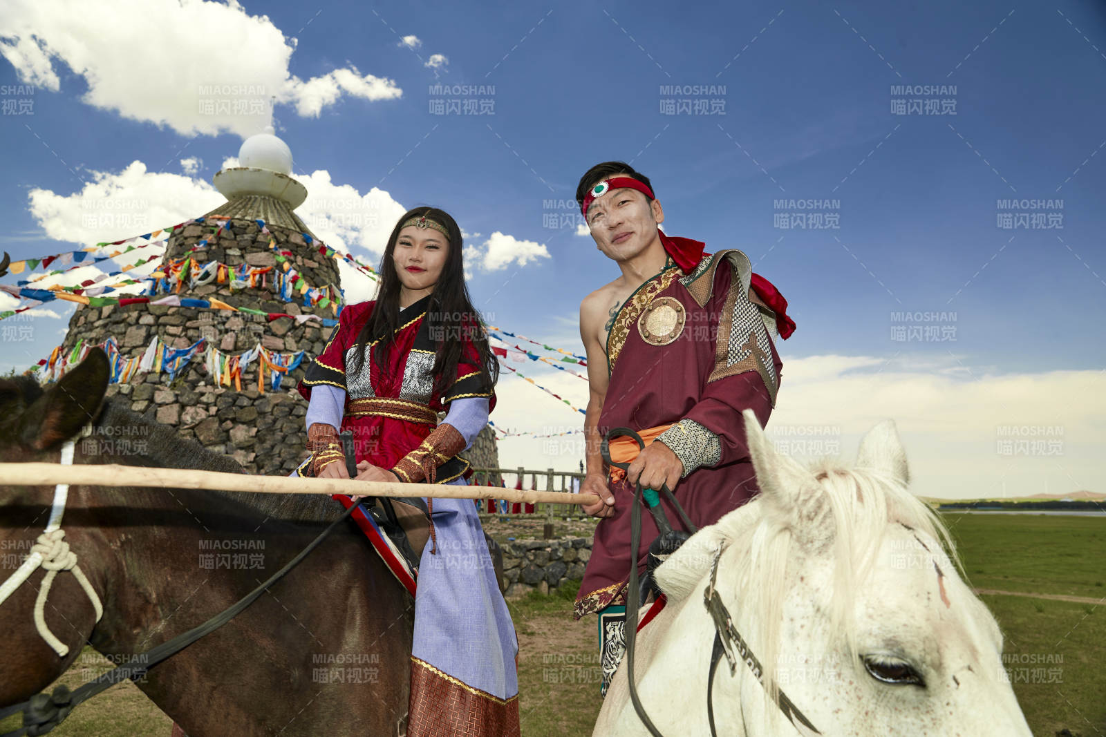 草原那達慕大會上騎著馬的蒙古演員