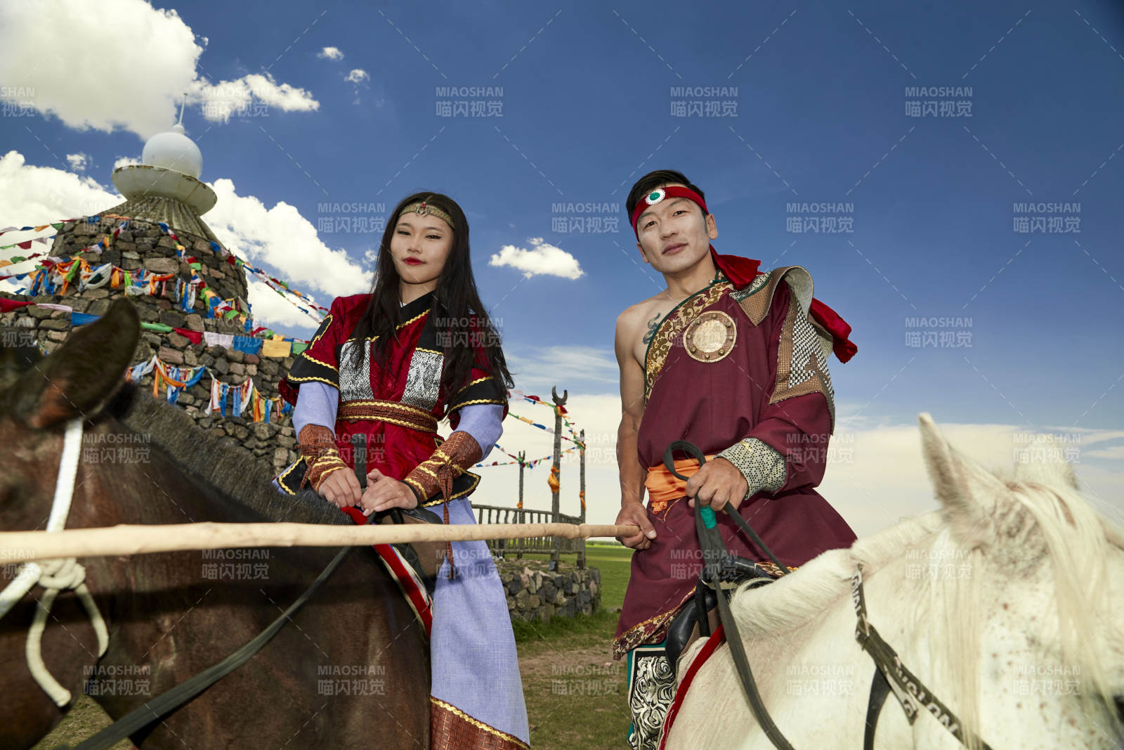 草原那達慕大會上騎著馬的蒙古演員