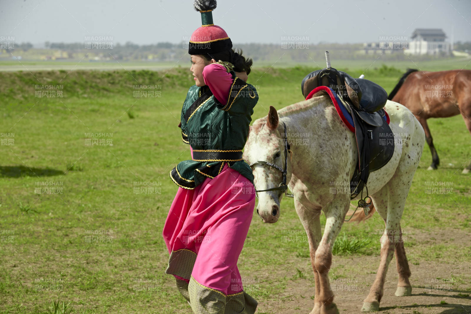 草原那達慕大會上騎著馬的蒙古演員