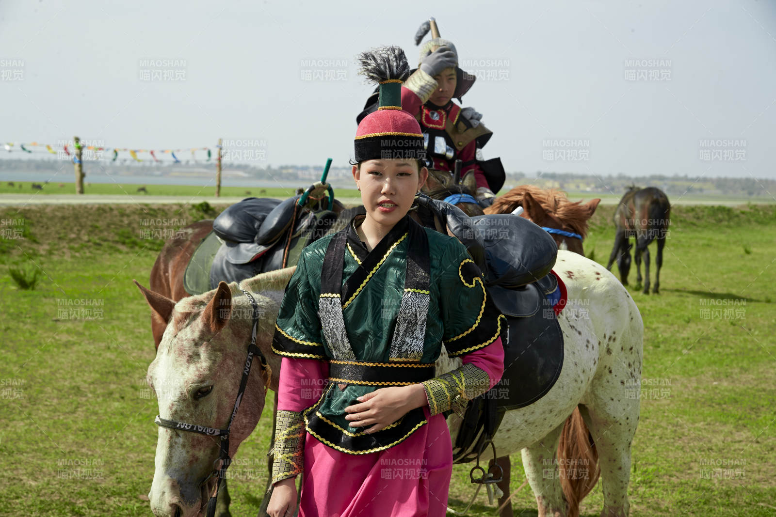 草原那達慕大會上騎著馬的蒙古演員
