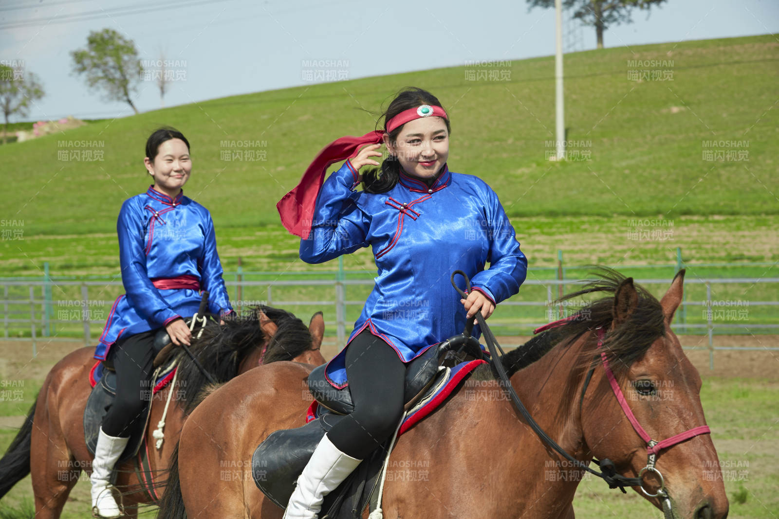草原那達慕大會上騎著馬的蒙古演員