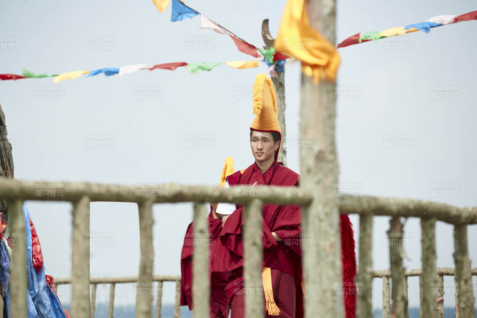 在敖包念經(jīng)祈福的喇嘛僧人