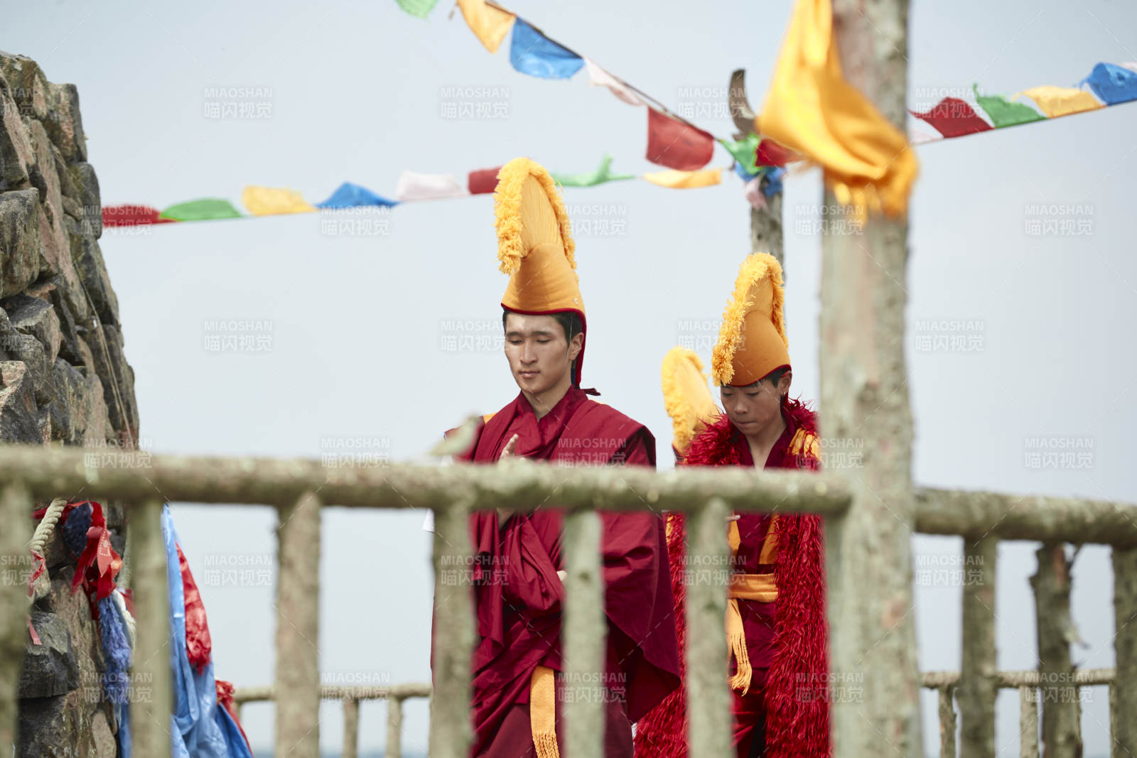 在敖包念經祈福的喇嘛僧人