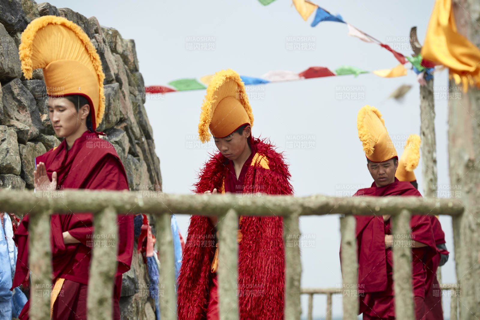 在敖包念經祈福的喇嘛僧人