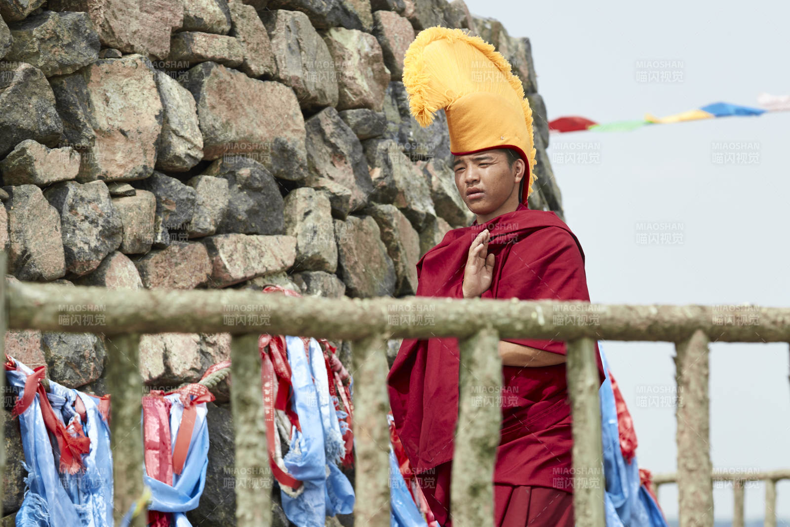 在敖包念經祈福的喇嘛僧人