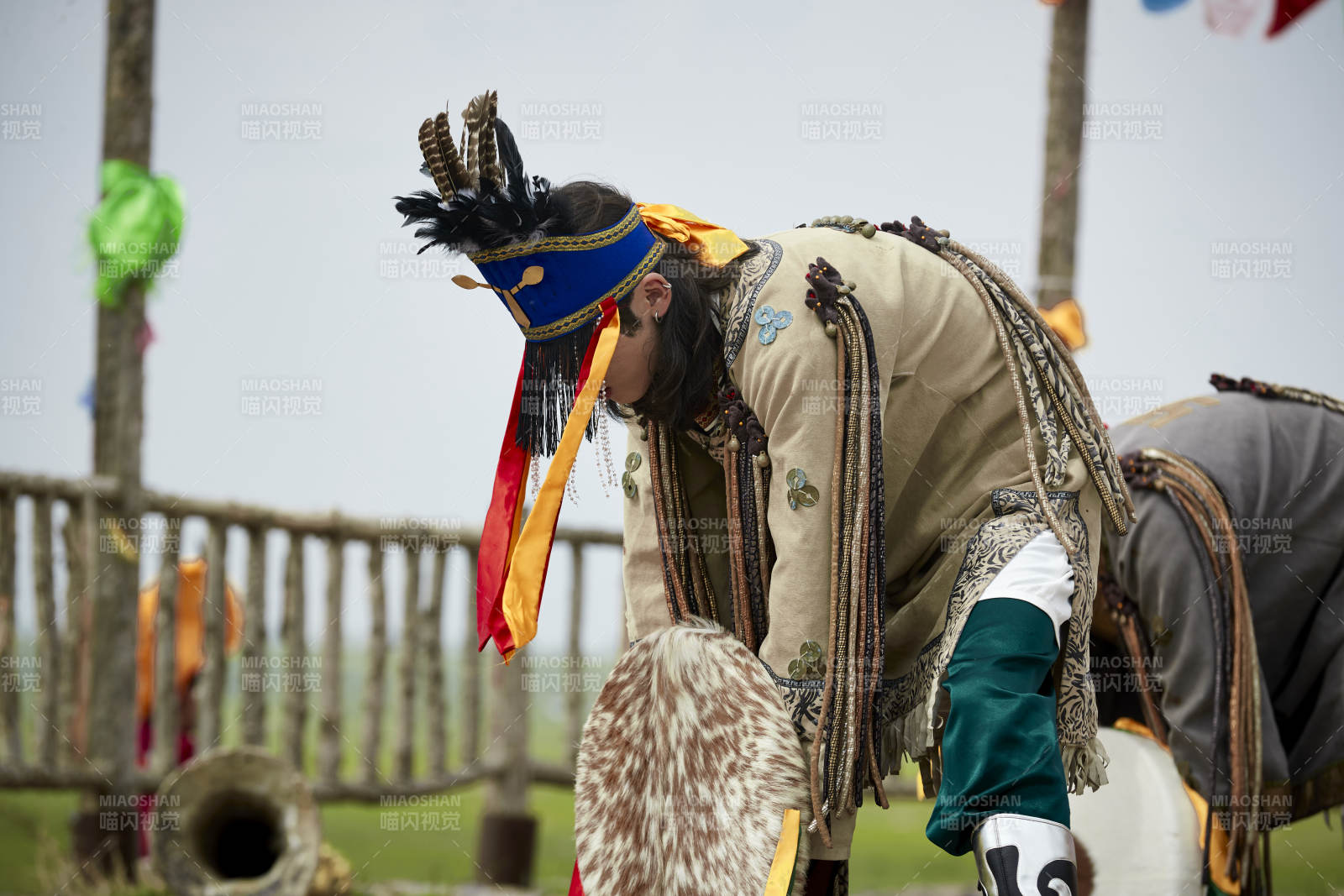 草原上的蒙古薩滿祭祀表演的舞蹈舞者