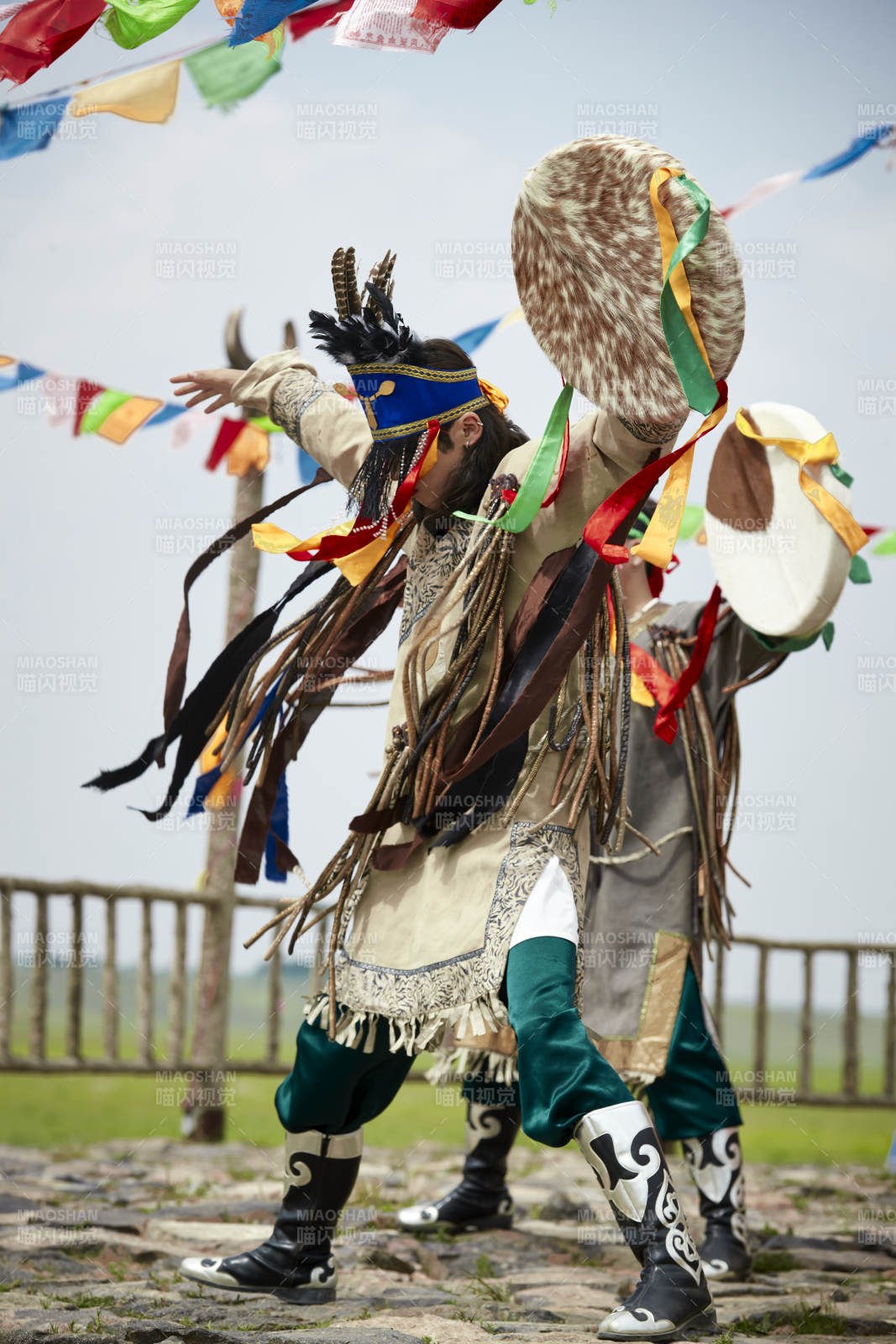 草原上的蒙古薩滿祭祀表演的舞蹈舞者