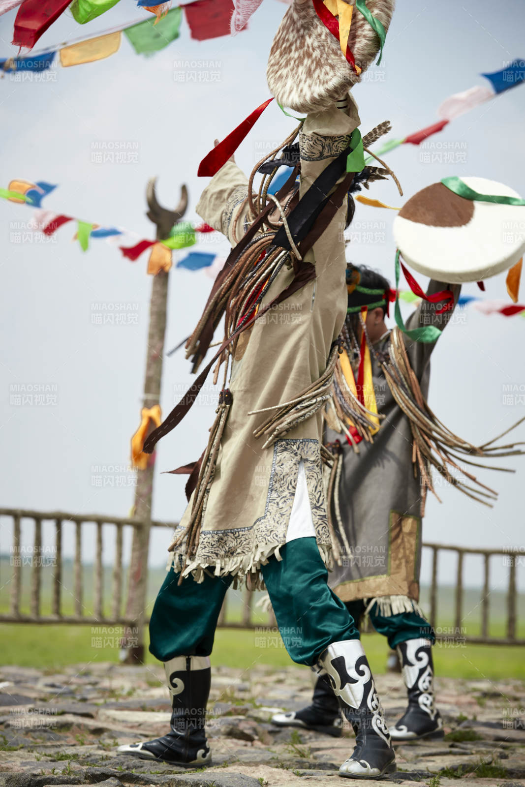 草原上的蒙古薩滿(mǎn)祭祀表演的舞蹈舞者