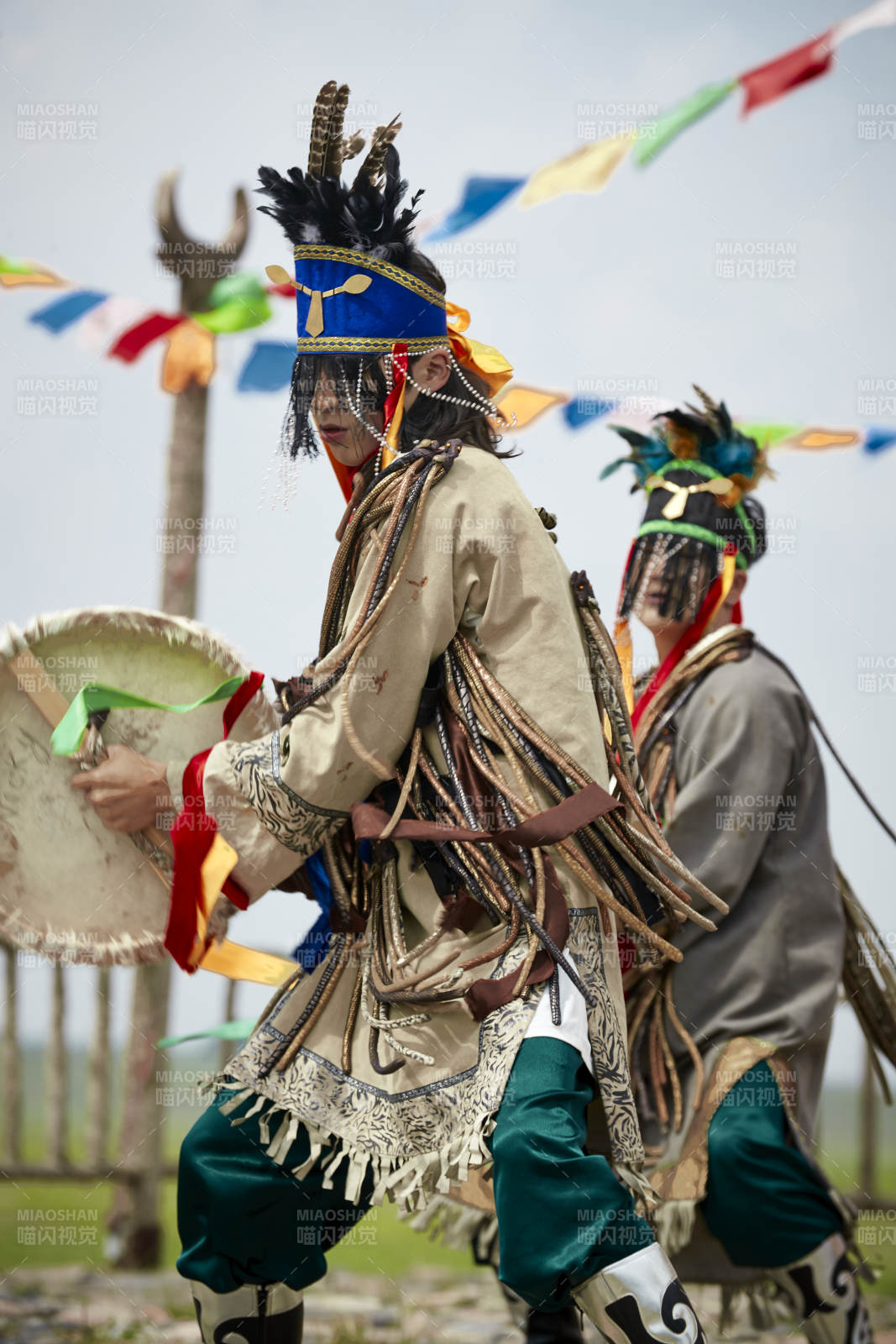 草原上的蒙古萨满祭祀表演的舞蹈舞者