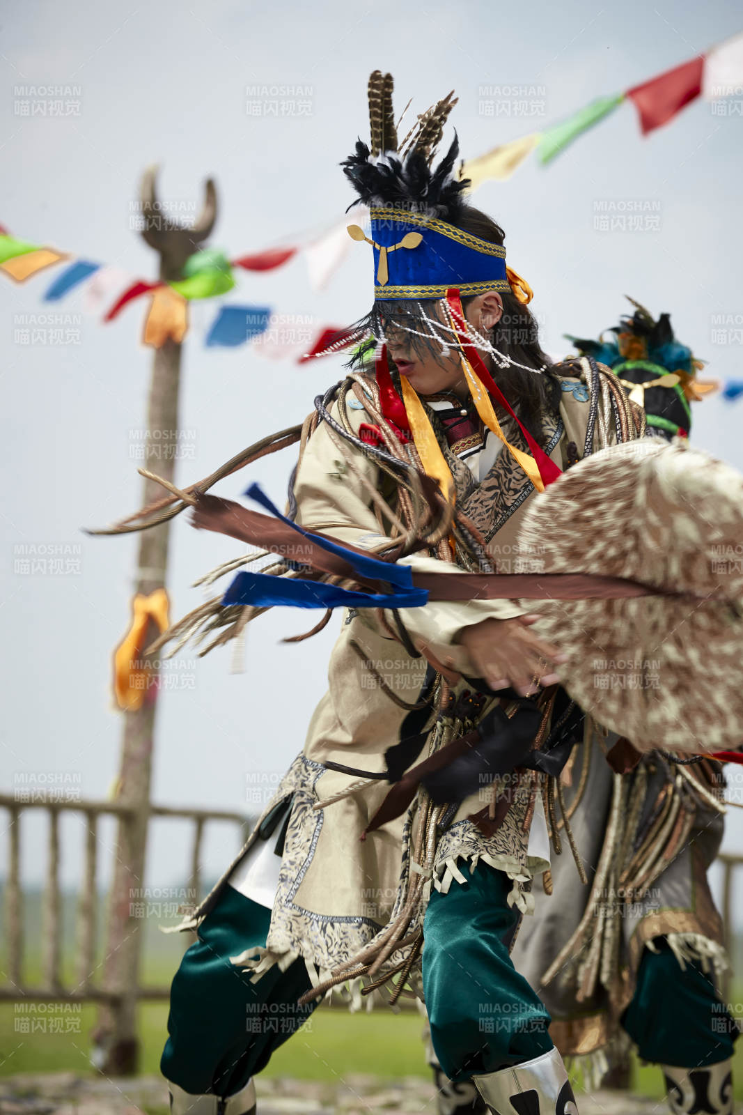 草原上的蒙古薩滿祭祀表演的舞蹈舞者