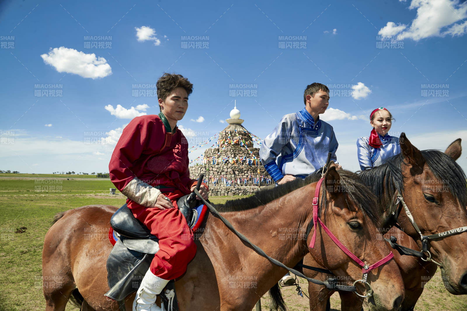 草原那達慕大會上騎著馬的蒙古演員