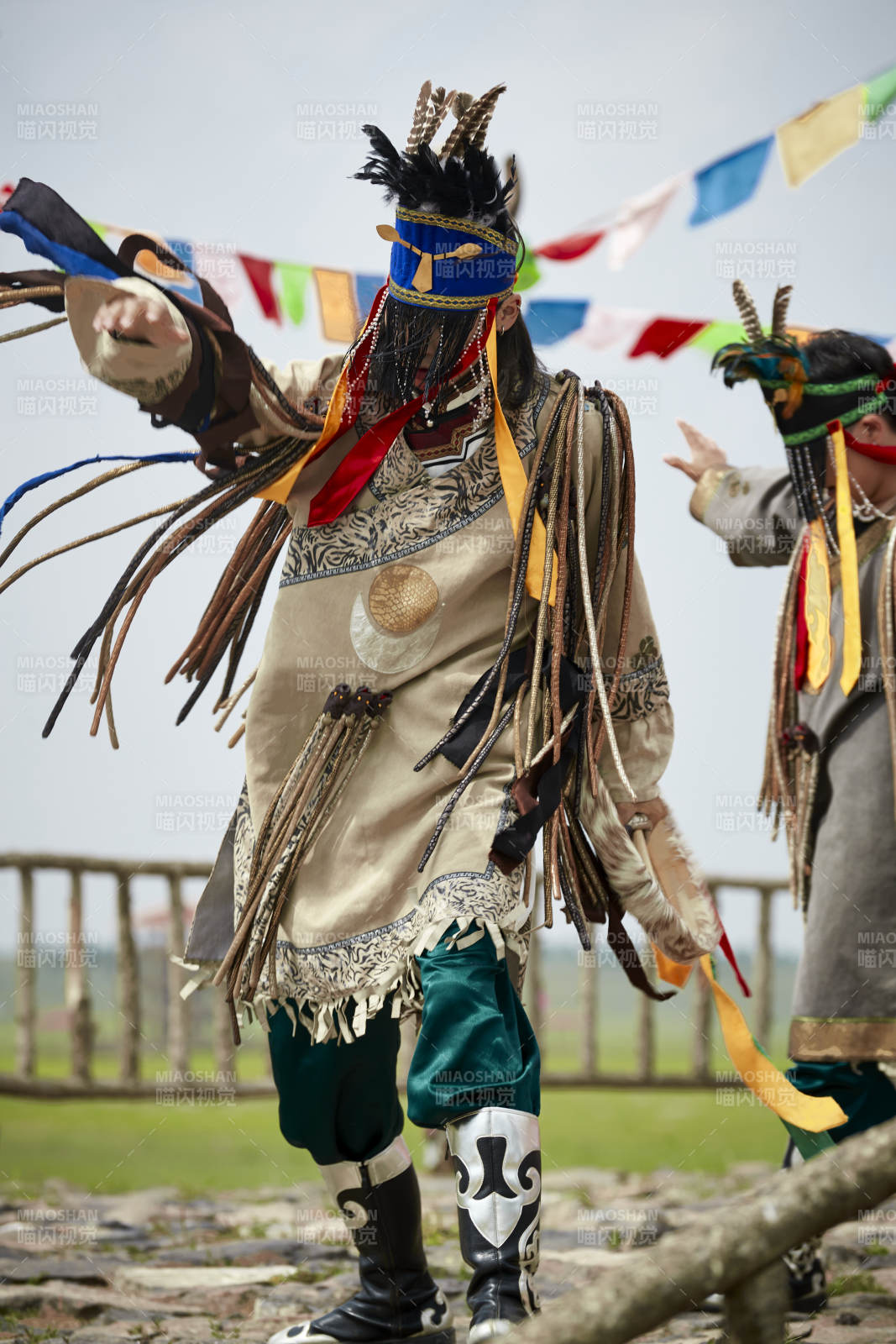 草原上的蒙古萨满祭祀表演的舞蹈舞者