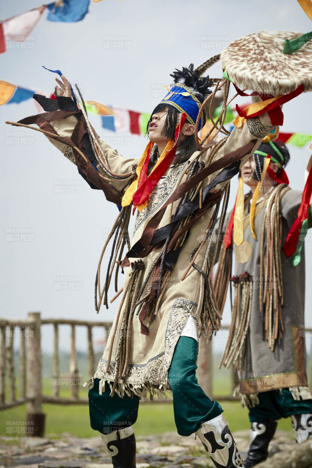 草原上的蒙古萨满祭祀表演的舞蹈舞者