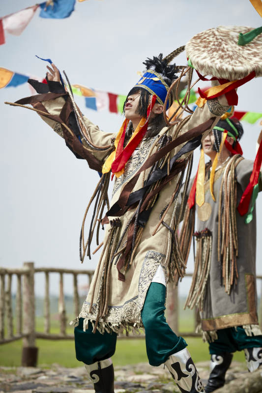 草原上的蒙古萨满祭祀表演的舞蹈舞者