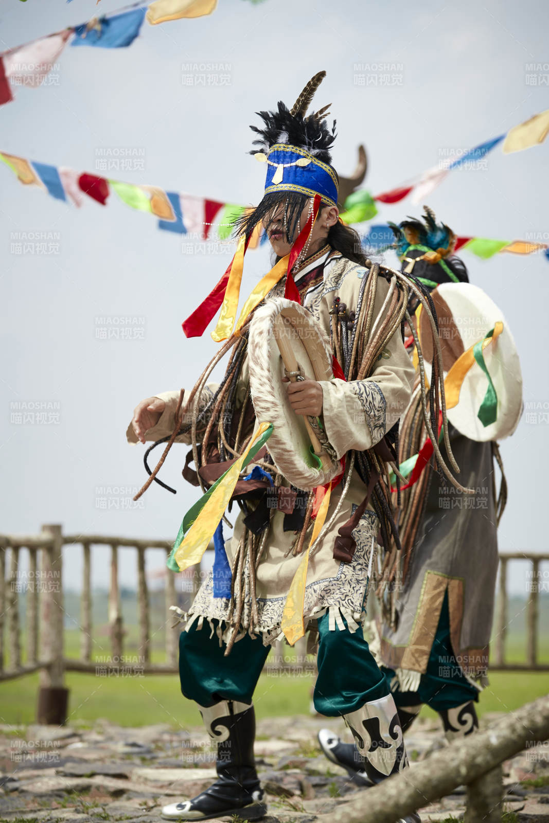 草原上的蒙古萨满祭祀表演的舞蹈舞者