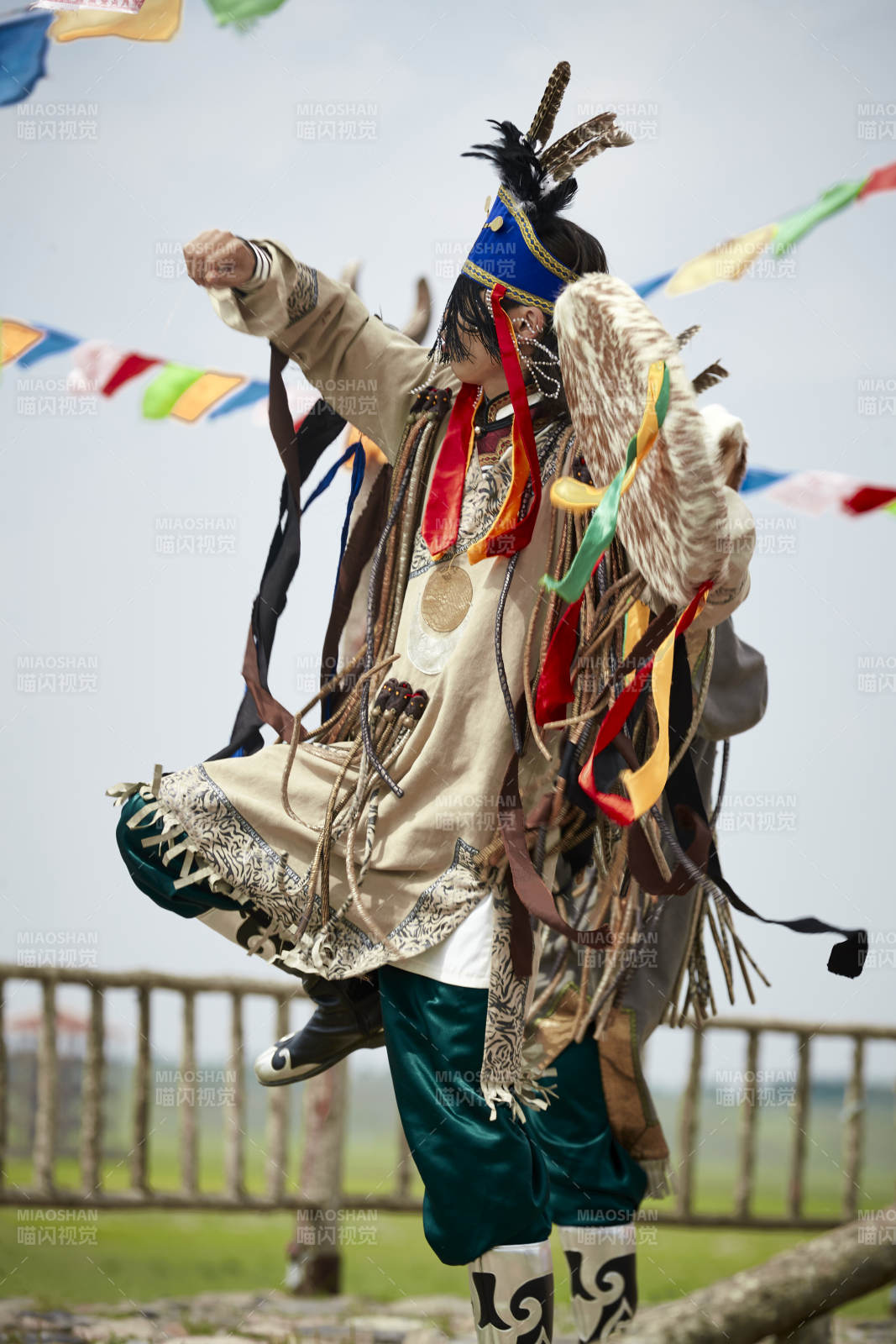 草原上的蒙古薩滿祭祀表演的舞蹈舞者