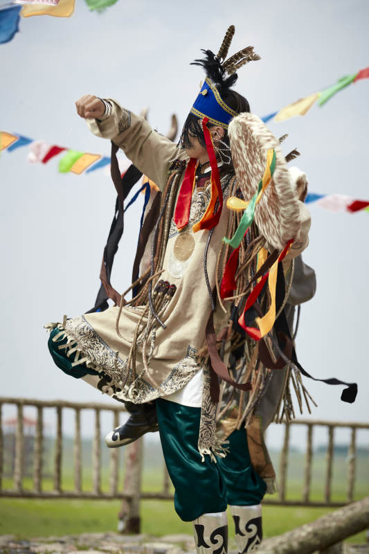 草原上的蒙古萨满祭祀表演的舞蹈舞者