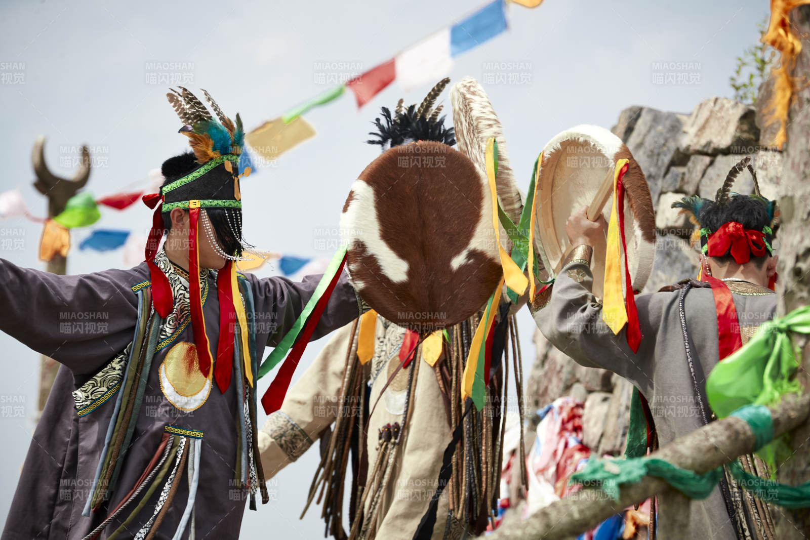草原上的蒙古薩滿祭祀表演的舞蹈舞者