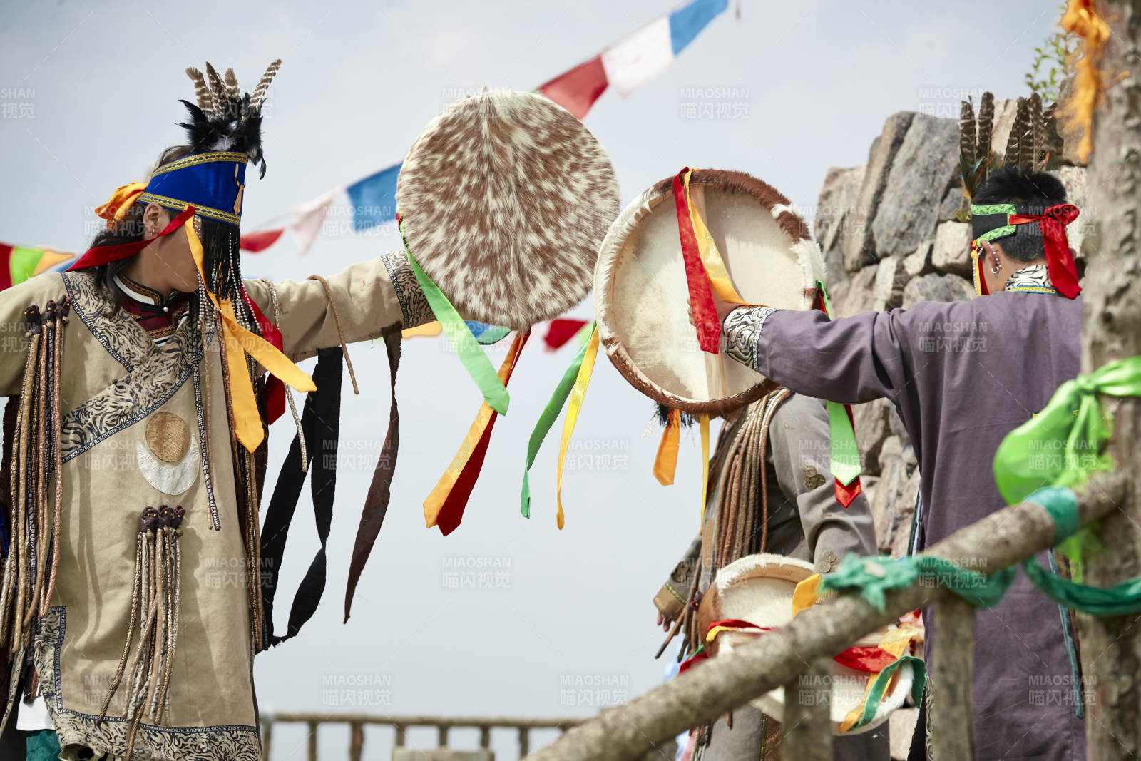 草原上的蒙古薩滿(mǎn)祭祀表演的舞蹈舞者