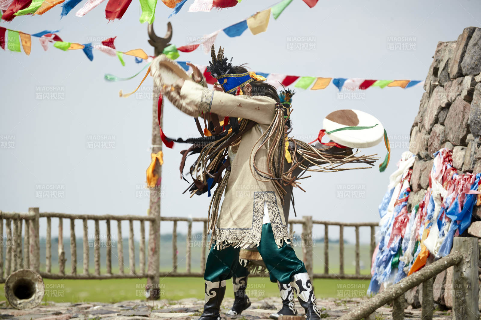 草原上的蒙古薩滿祭祀表演的舞蹈舞者