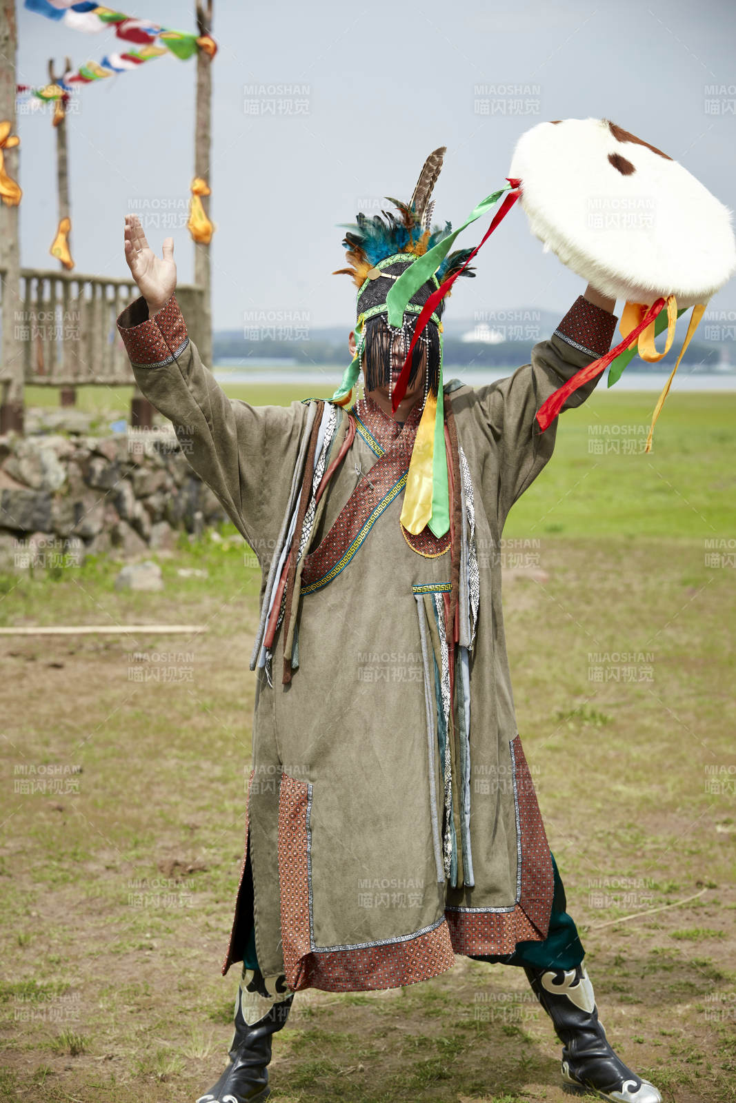 草原上的蒙古薩滿祭祀表演的舞蹈舞者