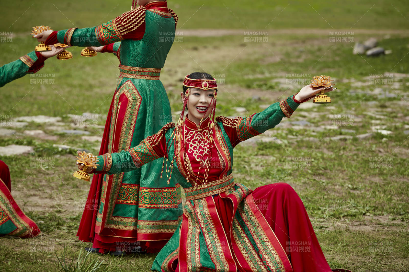 那達慕大會上表演的蒙古族傳統舞蹈