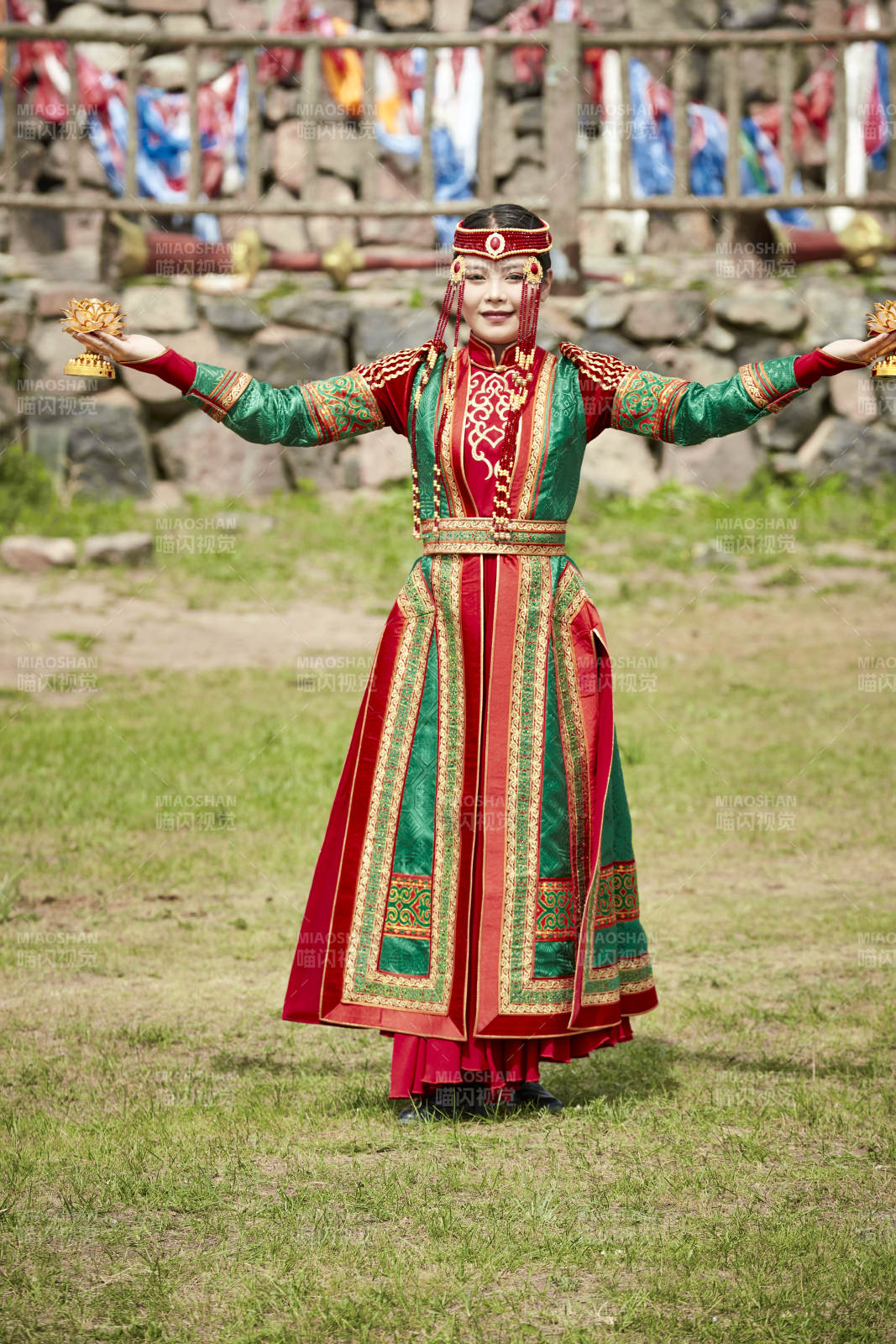 那达慕大会上表演的蒙古族传统舞蹈