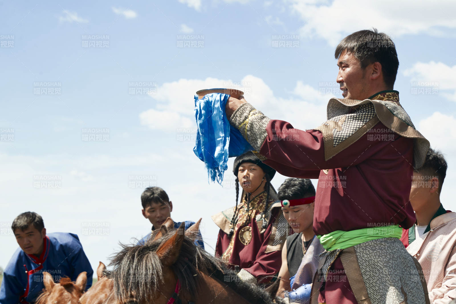 草原那達慕大會上騎著馬的蒙古演員