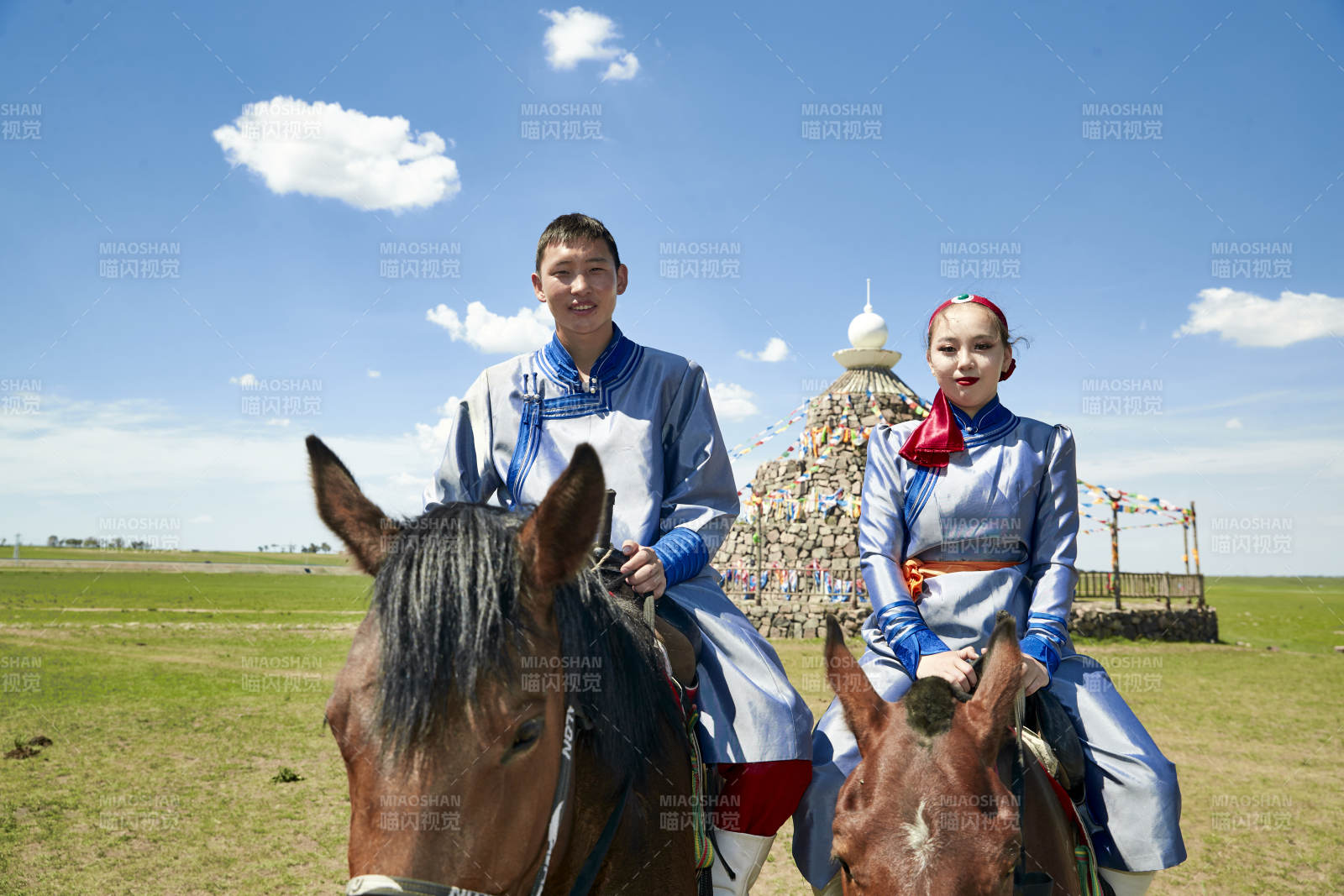 草原那達慕大會上騎著馬的蒙古演員