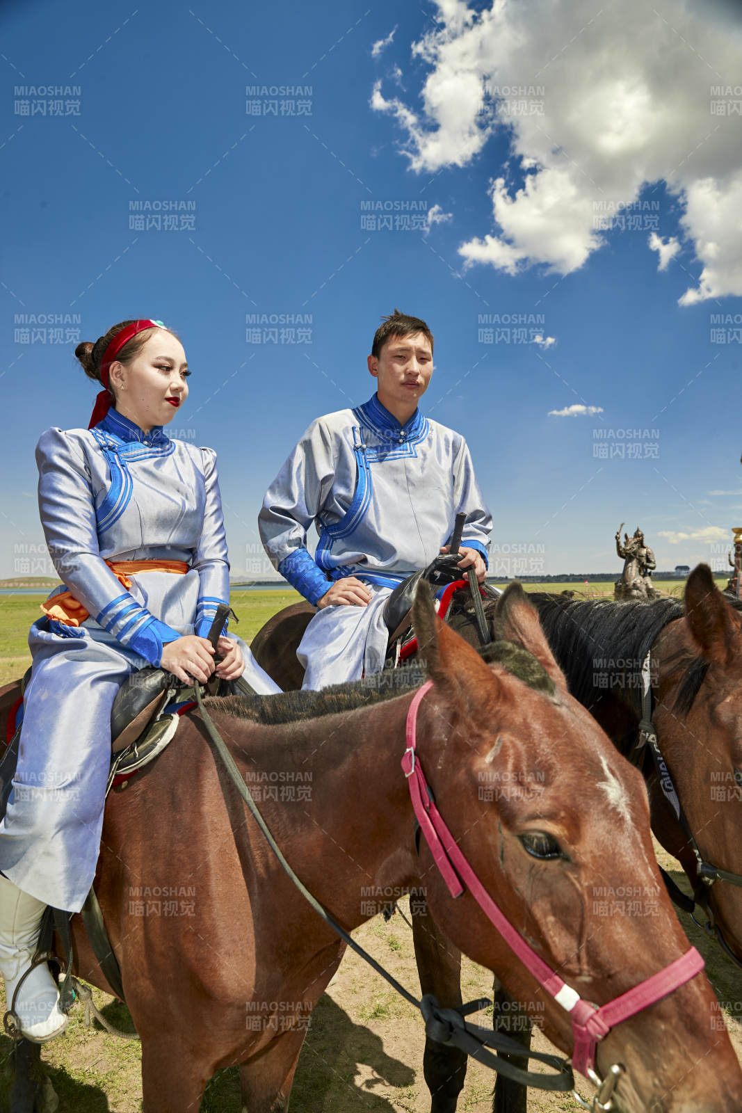 草原那达慕大会上骑着马的蒙古演员