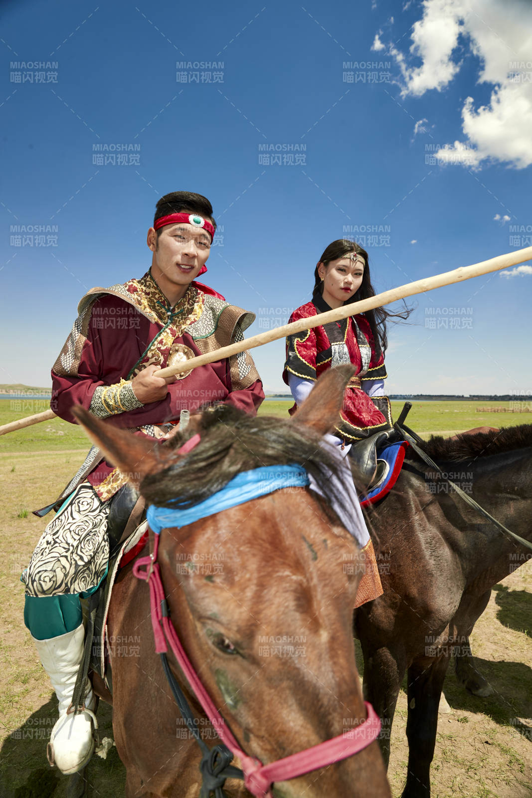 草原那达慕大会上骑着马的蒙古演员