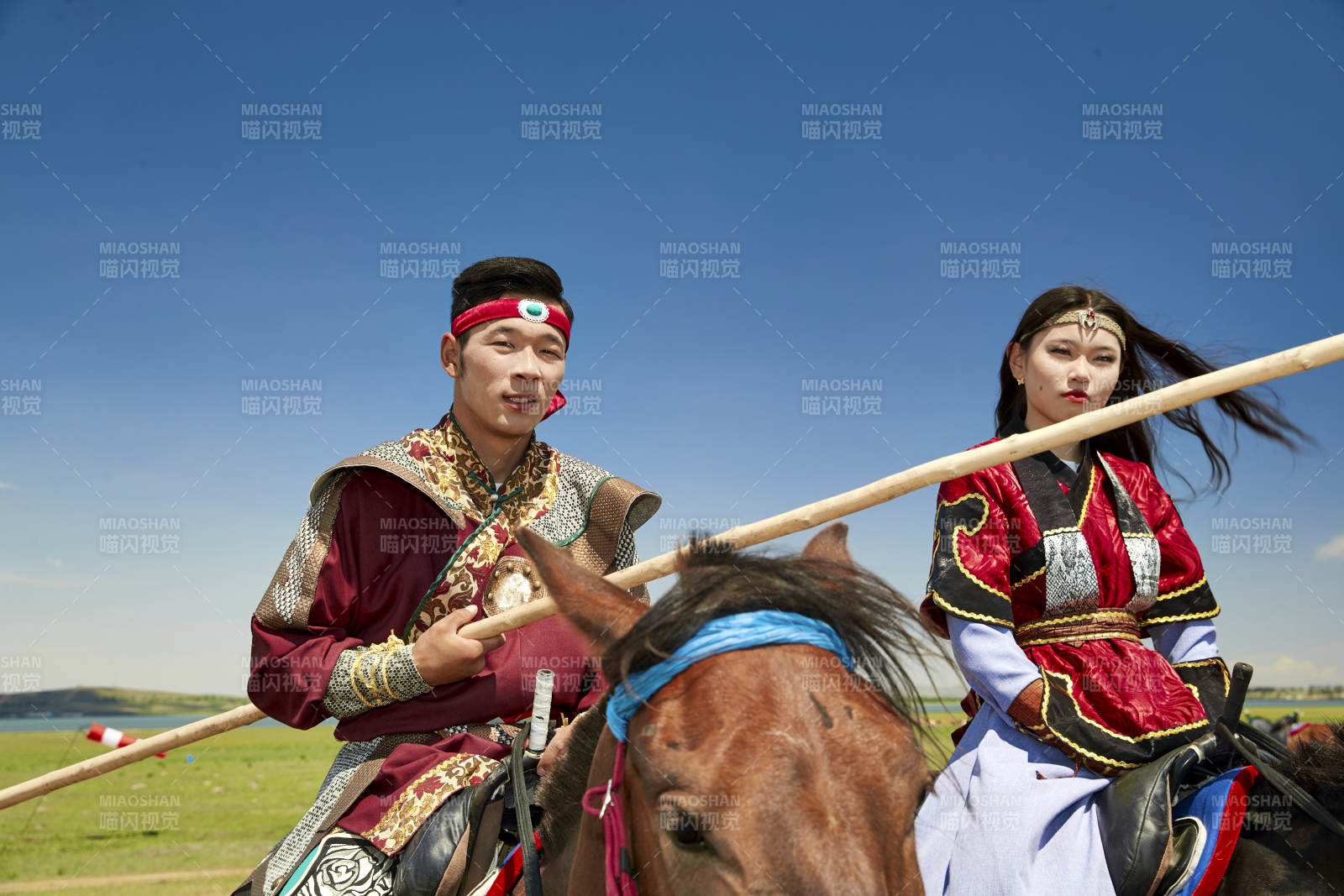 草原那達慕大會上騎著馬的蒙古演員