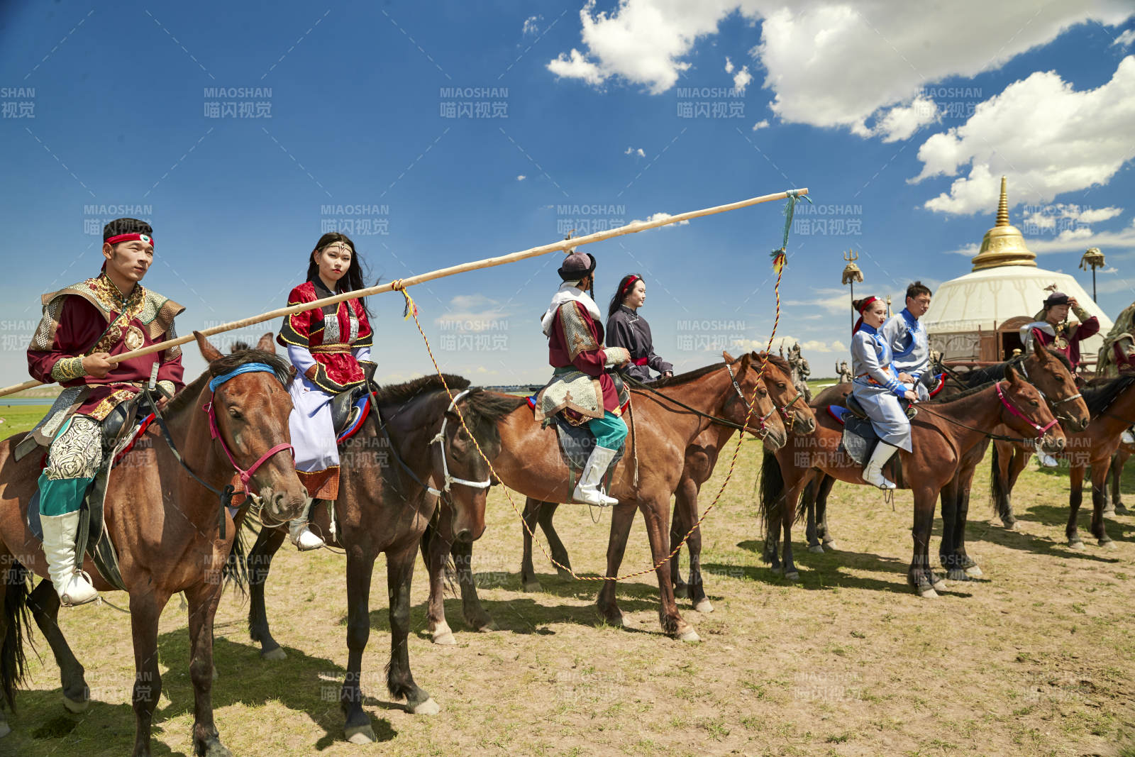 草原那達(dá)慕大會(huì)上騎著馬的蒙古演員
